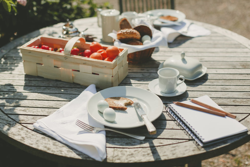 Foto von einem Frühstückstisch im Garten | Foto: Hanna Witte