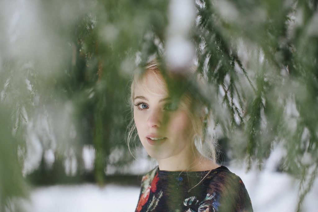 Peoplefoto im Schnee zwischen Bäumen