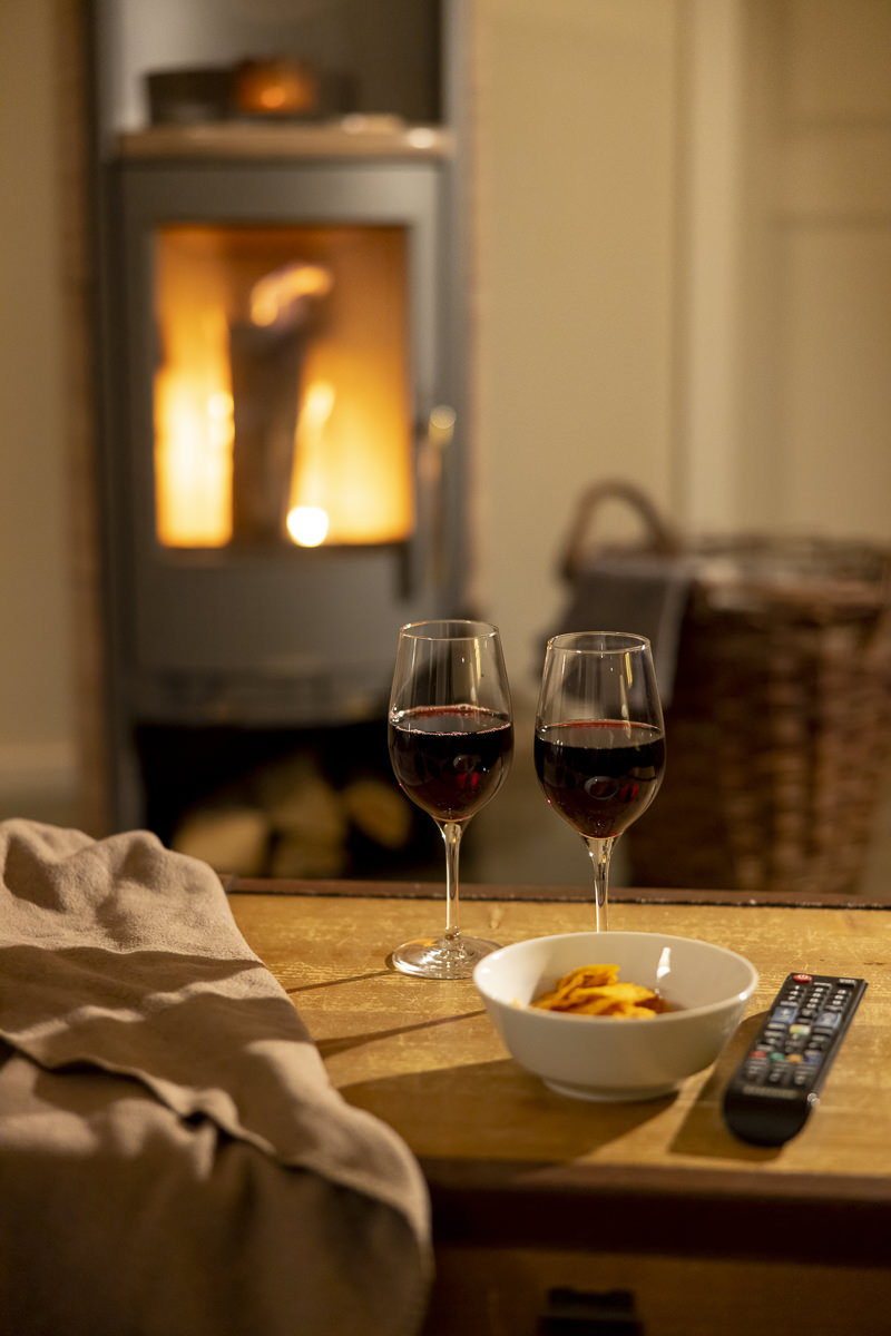 entspannter Abend im Ferienhaus mit Wein und Chips vom Lieferservice | Foto: Hanna Witte