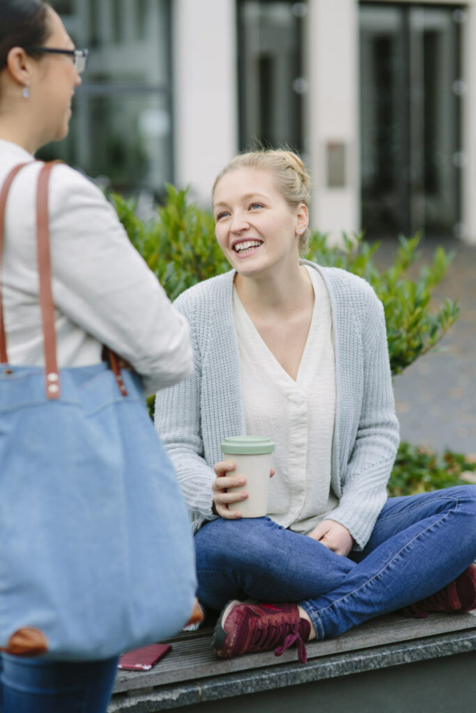 zwei Studentinnen eines Förderprogramms machen Pause im Innenhof | Foto: Hanna Witte